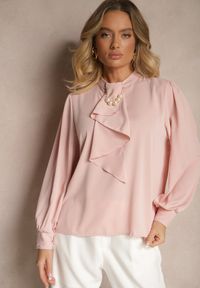Renee - Różowa Bluzka z Ozdobnymi Perełkami i Falbaną Mirretis. Okazja: na co dzień, na spotkanie biznesowe. Kolor: różowy. Materiał: jeans. Wzór: aplikacja. Styl: biznesowy, casual #3