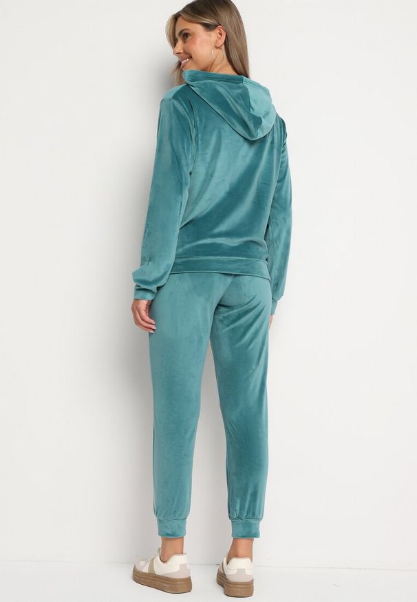 Born2be - Zielony Komplet Dresowy z Bawełną Bluza z Kapturem i Kieszenią Spodnie z Gumką w Talii Quesaria. Kolor: zielony. Materiał: dresówka, bawełna