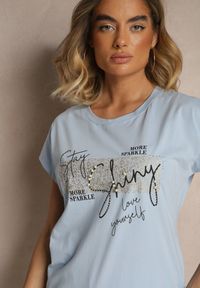 Renee - Jasnoniebieski Bawełniany T-shirt z Cyrkoniami Perłami i Rękawami Nietoperz Inellira. Kolor: niebieski. Materiał: bawełna. Wzór: aplikacja #4