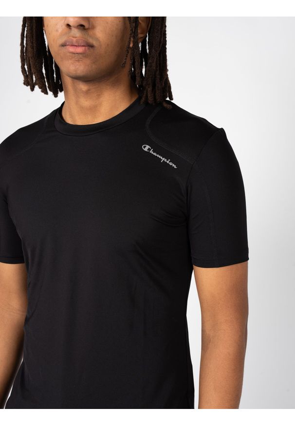 Champion T-Shirt "Tech Quick-Dry" | 218009 | Mężczyzna | Czarny. Okazja: na co dzień. Kolor: czarny. Materiał: poliester, elastan. Wzór: nadruk. Styl: klasyczny, casual