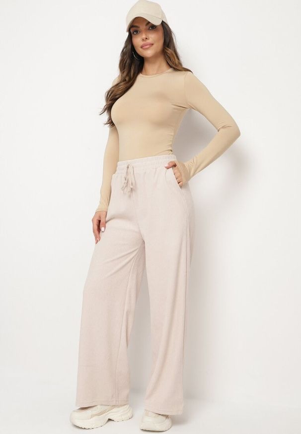 Born2be - Beżowe Szerokie Spodnie z Wysokim Stanem Wiązane Sznurkiem Cosetta. Okazja: na co dzień. Stan: podwyższony. Kolor: beżowy. Styl: casual, elegancki