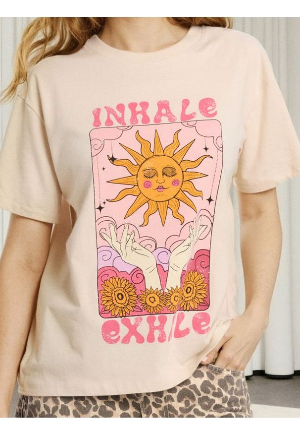 Sinsay - Bawełniana koszulka z nadrukiem - kremowy. Kolor: kremowy. Materiał: bawełna. Wzór: nadruk