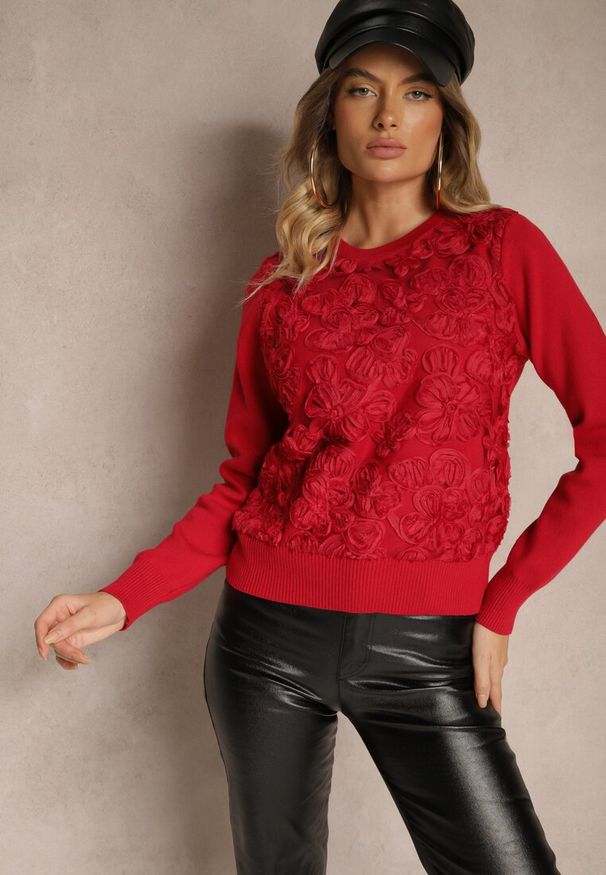 Renee - Czerwony Sweter z Wiskozą Ozdobiony Aplikacjami z Siateczki Harilia. Okazja: na co dzień. Kolor: czerwony. Materiał: wiskoza. Wzór: aplikacja. Styl: klasyczny, elegancki, casual