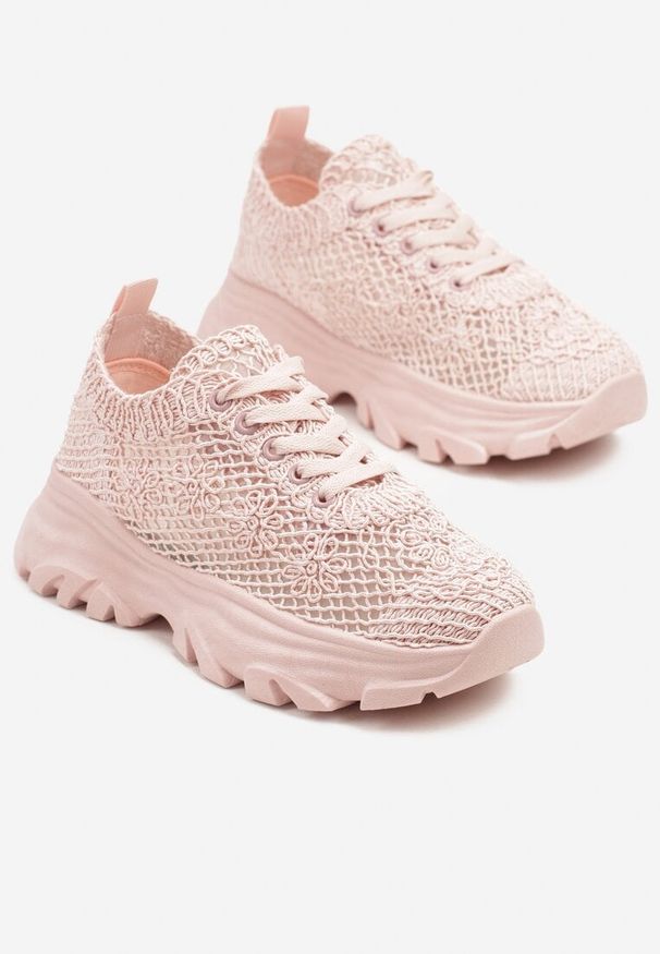 Renee - Różowe Sneakersy Ozdobione Siateczką Toliselle. Okazja: na co dzień. Kolor: różowy. Materiał: jeans. Wzór: aplikacja