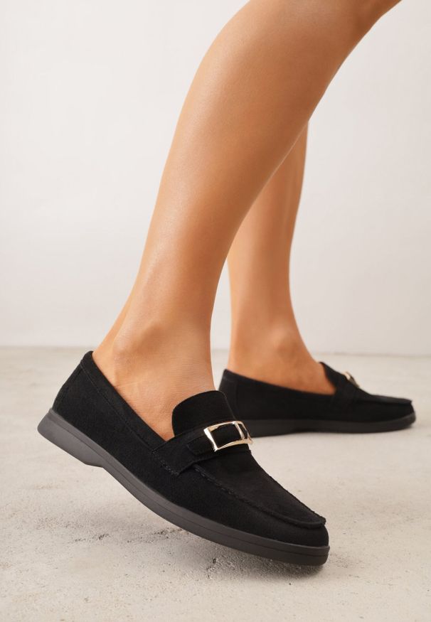 Born2be - Czarne Mokasyny z Prostokątną Metaliczną Ozdobą Aeleorane. Okazja: na co dzień. Kolor: czarny. Materiał: jeans. Wzór: aplikacja. Styl: casual, klasyczny, elegancki