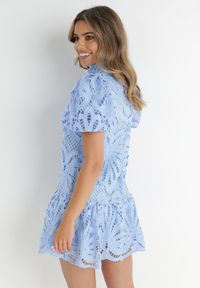 Born2be - Jasnoniebieska Sukienka Cilleis. Typ kołnierza: kołnierzyk stójkowy. Kolor: niebieski. Materiał: koronka. Wzór: koronka, aplikacja, ażurowy. Styl: elegancki. Długość: mini #2