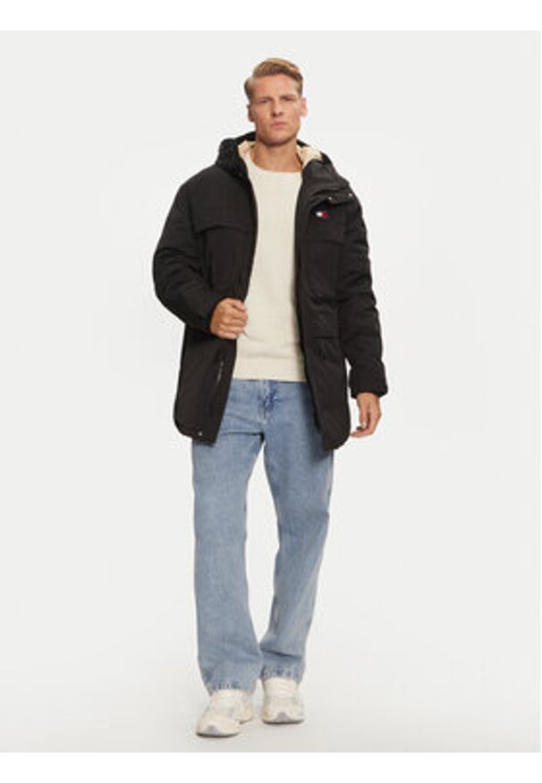 Tommy Jeans Kurtka zimowa DM0DM20005 Czarny Relaxed Fit. Kolor: czarny. Materiał: syntetyk. Sezon: zima