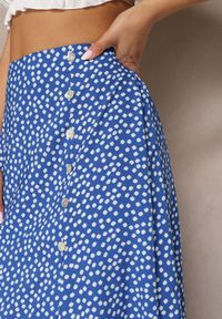 Renee - Niebieska Casualowa Spódnica Ozdobiona Guzikami i Wycięciem Fiada. Okazja: na co dzień. Kolor: niebieski. Wzór: aplikacja. Styl: casual
