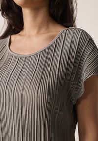 Born2be - Szara Bluzka na Krótki Rękaw z Plisowanej Tkaniny Undirea. Okazja: do pracy, na co dzień. Kolor: szary. Materiał: tkanina. Długość rękawa: krótki rękaw. Długość: krótkie. Styl: elegancki, klasyczny, casual #2