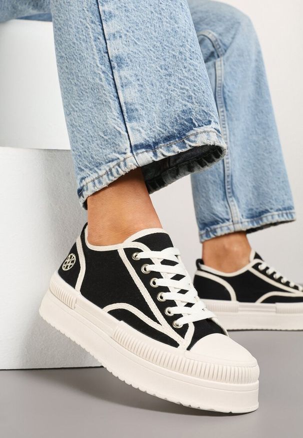 Renee - Czarne Trampki na Platformie z Metaliczną Ozdobą Afleeria. Okazja: na spacer, na co dzień. Zapięcie: sznurówki. Kolor: czarny. Materiał: jeans. Wzór: aplikacja. Sezon: wiosna. Obcas: na platformie. Styl: elegancki, casual