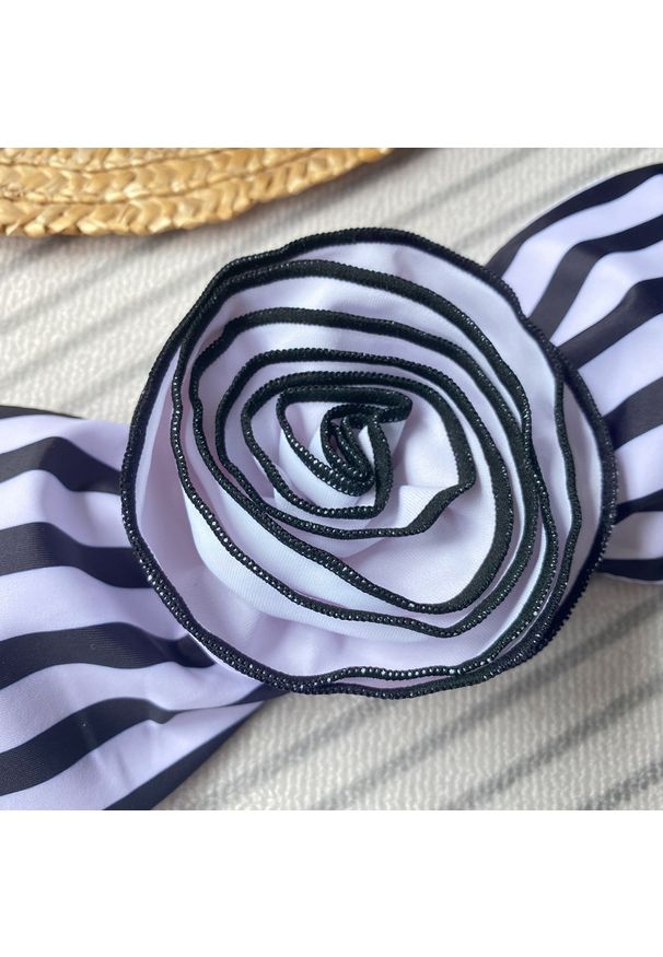 Intica - Bikini bez ramiączek z kwiatowym wzorem na lato Corella. Kolor: czarny. Materiał: materiał, tkanina. Wzór: kwiaty