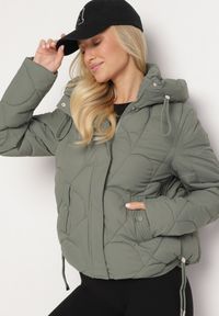 Born2be - Ciemnozielona Pikowana Kurtka o Pudełkowym Kroju z Kapturem i Ściągaczami Selizola. Okazja: na spacer. Typ kołnierza: kaptur. Kolor: zielony. Materiał: skóra, jeans. Styl: sportowy #2