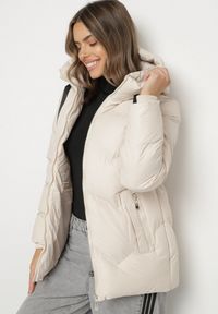 Born2be - Ciemnobeżowa Pikowana Kurtka z Kapturem Ozdobiona Sznurkami Olittia. Okazja: na co dzień. Typ kołnierza: kaptur. Kolor: beżowy. Materiał: jeans. Wzór: aplikacja. Styl: casual #7