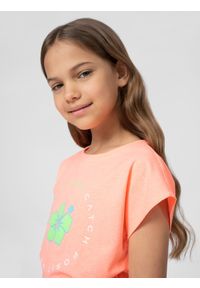 4F JUNIOR - T-shirt z nadrukiem i wiązaniem po bokach dziewczęcy. Kolor: różowy. Materiał: bawełna, dzianina. Wzór: nadruk