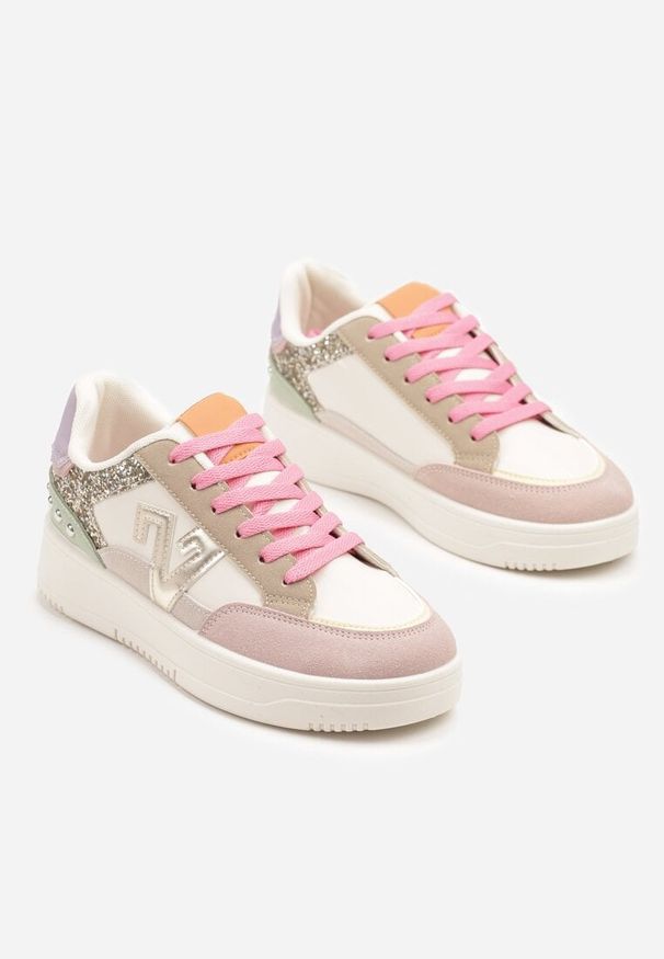 Renee - Różowo-Beżowe Sneakersy Ozdobione Metalicznymi Aplikacjami i Brokatem Pilliossa. Okazja: na co dzień. Zapięcie: sznurówki. Kolor: różowy. Materiał: jeans, skóra. Wzór: aplikacja. Obcas: na obcasie. Wysokość obcasa: niski