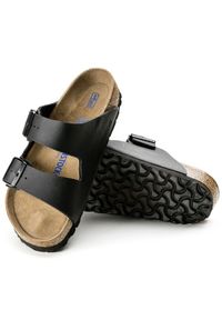 Klapki damskie Birkenstock Arizona BS (0551253). Okazja: na co dzień, na spacer. Zapięcie: pasek. Kolor: czarny. Materiał: skóra, materiał. Wzór: paski. Sezon: lato. Styl: klasyczny, sportowy, wakacyjny, młodzieżowy, casual #6