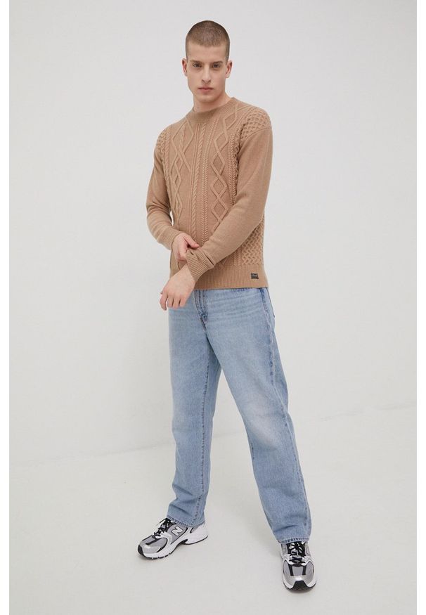 Superdry sweter wełniany męski kolor beżowy. Okazja: na co dzień. Kolor: beżowy. Materiał: wełna. Długość rękawa: długi rękaw. Długość: długie. Wzór: ze splotem. Styl: casual