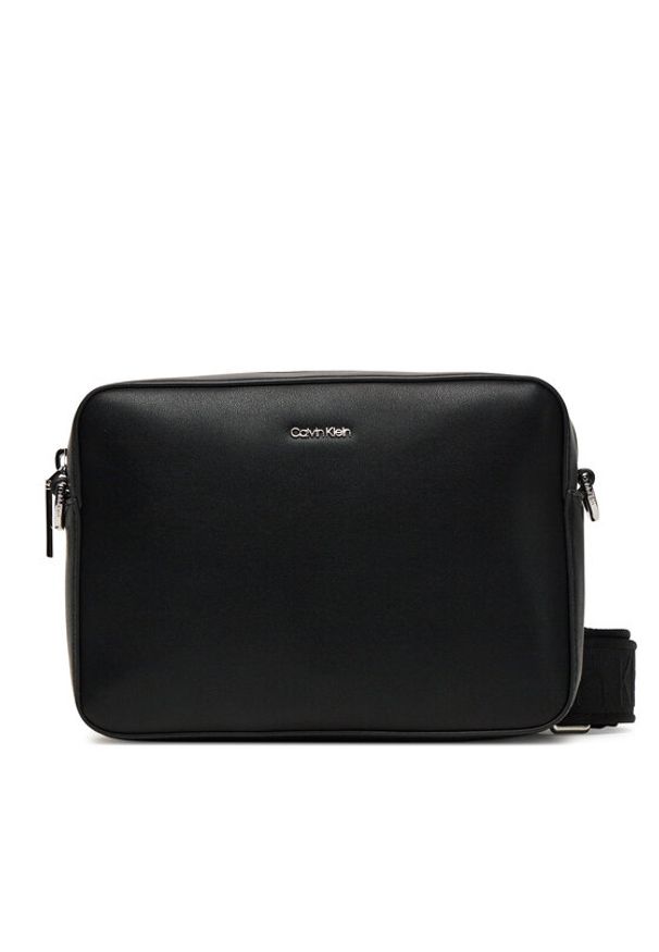 Calvin Klein Torebka Ck Must Small Camera Bag LV04F3097G Czarny. Kolor: czarny. Materiał: skórzane