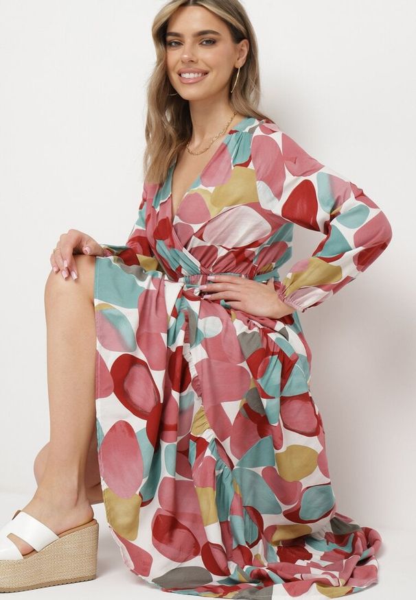 Born2be - Czerwona Wiskozowa Sukienka z Gumką w Pasie i Materiałowym Paskiem z Trójkątnym Dekoltem Fumella. Okazja: na co dzień. Kolor: czerwony. Materiał: wiskoza, materiał. Typ sukienki: proste. Styl: klasyczny, casual