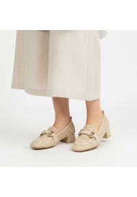 Półbuty damskie Hispanitas, ze skóry naturalnej z plecionym wykończeniem i wsuwanym krojem, beżowe, RHV264828 Marrakech-V26 Panna Soho-V26. Okazja: na co dzień. Kolor: beżowy. Szerokość cholewki: normalna. Wzór: ażurowy, aplikacja. Materiał: skóra. Sezon: lato. Obcas: na obcasie. Styl: casual, elegancki. Wysokość obcasa: niski #1