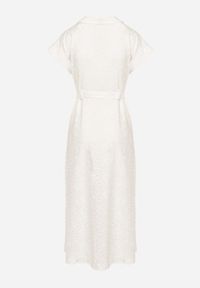 Born2be - Biała Bawełniana Ażurowa Sukienka na Guziki o Koszulowym Kroju Wiązana Paskiem Grosofia. Okazja: na co dzień. Kolor: biały. Materiał: bawełna. Wzór: ażurowy. Sezon: lato. Typ sukienki: koszulowe. Styl: klasyczny, casual, elegancki #4