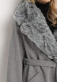 Born2be - Szary Elegancki Płaszcz Dwurzędowy z Futrzanym Kołnierzem i Paskiem Adeloria. Okazja: na co dzień. Kolor: szary. Materiał: futro. Styl: elegancki #7