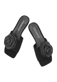 Klapki damskie Vinceza, cholewka ze skóry naturalnej zamszowej wsuwany fason elegancka broszka, czarne, 66947. Okazja: na co dzień. Nosek buta: otwarty. Kolor: czarny. Materiał: skóra, zamsz. Wzór: aplikacja, kwiaty. Obcas: na obcasie. Styl: elegancki. Wysokość obcasa: niski #4