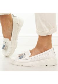 Białe skórzane mokasyny damskie Vinceza 88041. Okazja: na spacer, na co dzień. Nosek buta: okrągły. Kolor: biały. Materiał: skóra. Szerokość cholewki: normalna. Wzór: ażurowy. Sezon: wiosna, jesień, lato. Styl: casual, elegancki, klasyczny #1