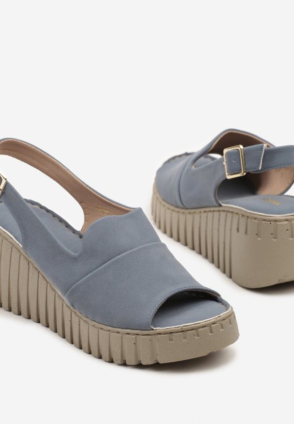 Born2be - Niebieskie Sandały Vices na Koturnie z Tłoczeniem Realivra. Okazja: na imprezę, na co dzień, na spacer. Zapięcie: sprzączka. Kolor: niebieski. Materiał: jeans. Sezon: lato. Obcas: na koturnie. Styl: casual, elegancki