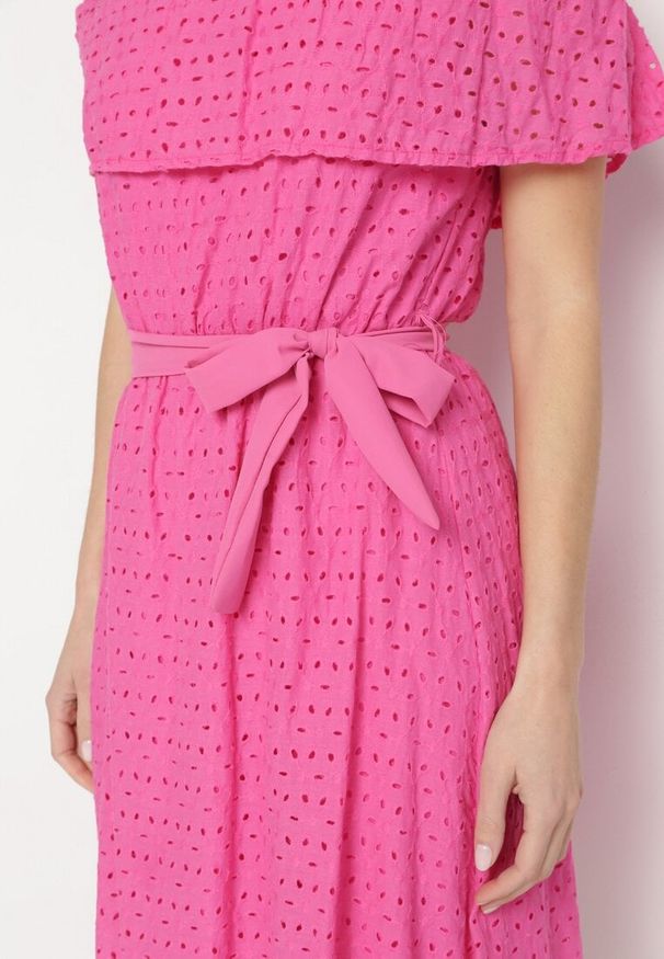 Born2be - Fuksjowa Sukienka Hiszpanka z Ozdobnym Haftem i Paskiem w Talii Perenna. Okazja: na co dzień. Typ kołnierza: dekolt hiszpanka. Kolor: różowy. Wzór: haft. Styl: elegancki, casual, wizytowy