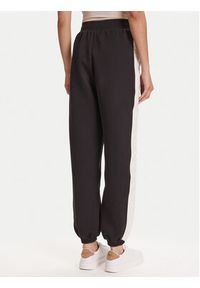 Guess Spodnie dresowe V5YB02 KB3P2 Czarny Regular Fit. Kolor: czarny. Materiał: bawełna #5