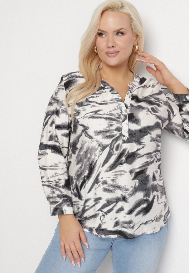 Born2be - Czarno-Biała Koszula w Abstrakcyjny Print z Wiskozą i Guzikami Nevilea. Okazja: na co dzień. Kolekcja: plus size. Kolor: czarny. Materiał: wiskoza. Wzór: nadruk. Styl: casual