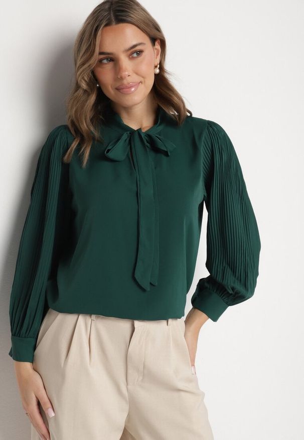 Born2be - Zielona Bluzka z Bufiastymi Rękawami i Wiązaniem przy Szyi Gonithra. Okazja: na co dzień. Kolor: zielony. Materiał: jeans. Styl: klasyczny, casual