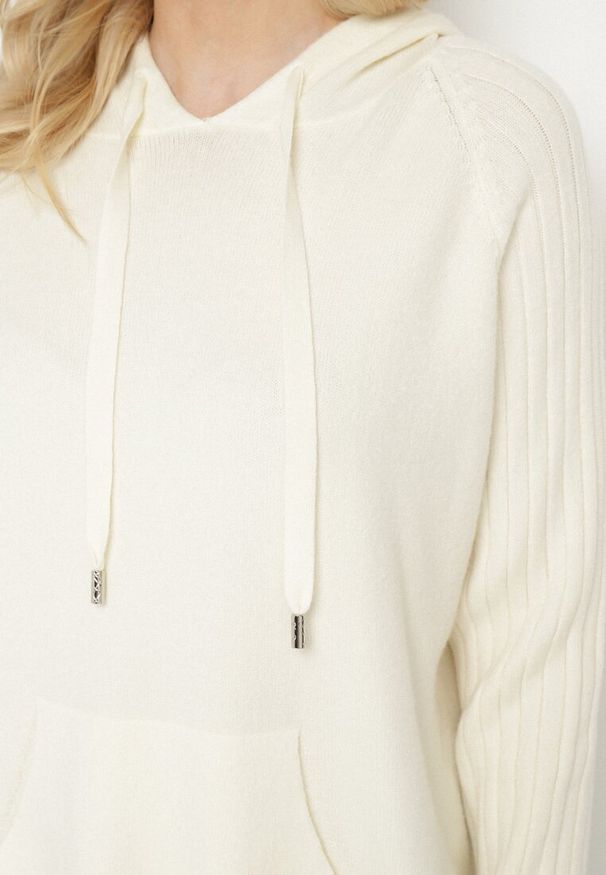 Born2be - Jasnobeżowy Sweter z Kapturem i Kieszenią z Domieszką Kaszmiru Neriele. Okazja: na co dzień. Typ kołnierza: kaptur. Kolor: beżowy. Materiał: kaszmir. Wzór: aplikacja. Styl: casual