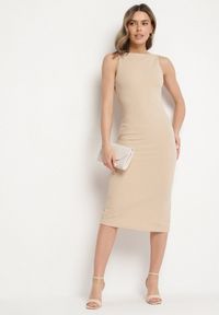 Born2be - Jasnobeżowa Sukienka z Wiskozą o Dopasowanym Kroju z Rozcięciem z Tyłu Denama. Okazja: na co dzień. Kolor: beżowy. Materiał: wiskoza. Styl: klasyczny, casual, elegancki #3