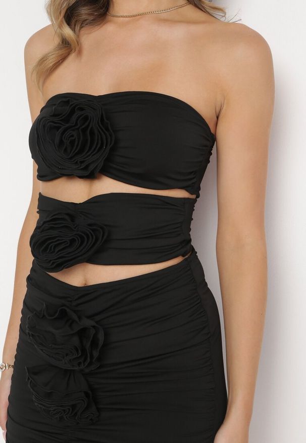 Born2be - Czarna Dopasowana Sukienka Mini bez Ramiączek Ozdobiona Kwiatami Illiona. Kolor: czarny. Długość rękawa: bez ramiączek. Wzór: aplikacja, kwiaty. Długość: mini