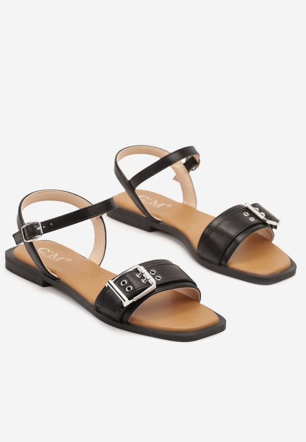 Born2be - Czarne Sandały na Płaskiej Podeszwie Zdobione Klamerką i Nitami Zellevia. Okazja: na co dzień. Kolor: czarny. Materiał: jeans. Wzór: aplikacja. Sezon: lato. Obcas: na płaskiej podeszwie. Styl: elegancki, klasyczny, casual