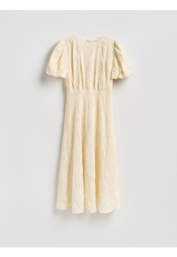 Reserved - Sukienka z ozdobnym haftem - kremowy. Kolor: kremowy. Materiał: wiskoza, bawełna, tkanina. Wzór: haft. Typ sukienki: proste