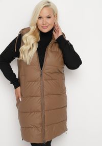 Born2be - Brązowa Pikowana Kamizelka z Kapturem na Suwak i Napy Timella. Okazja: na co dzień, na spacer. Typ kołnierza: kaptur. Kolekcja: plus size. Kolor: brązowy. Materiał: jeans. Wzór: aplikacja. Styl: casual, elegancki, klasyczny #1