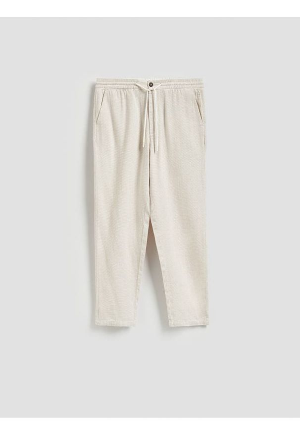 Reserved - Spodnie carrot z lnem - kremowy. Kolor: kremowy. Materiał: len