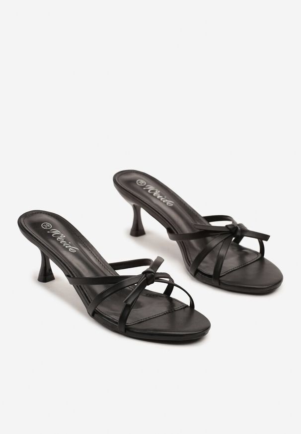 Renee - Czarne Klapki na Klepsydrze z Paskami z Wiązaniem Nilonia. Okazja: na co dzień. Kolor: czarny. Styl: elegancki, casual