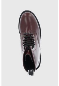 Karl Lagerfeld Workery skórzane damskie kolor bordowy na płaskim obcasie. Nosek buta: okrągły. Zapięcie: sznurówki. Kolor: czerwony. Materiał: skóra. Obcas: na obcasie. Wysokość obcasa: niski
