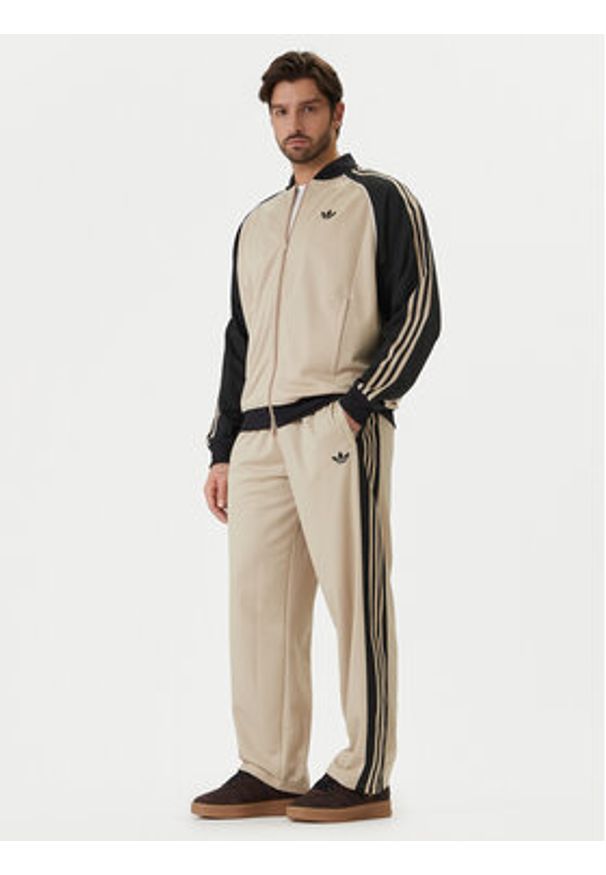 Adidas - adidas Spodnie dresowe KE0116 Beżowy Loose Fit. Kolor: beżowy. Materiał: syntetyk