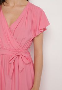 Born2be - Różowa Wiskozowa Sukienka z Kopertowym Dekoltem i Paskiem Aurenelle. Okazja: na co dzień. Typ kołnierza: dekolt kopertowy. Kolor: różowy. Materiał: wiskoza. Długość rękawa: krótki rękaw. Sezon: wiosna, lato. Typ sukienki: kopertowe. Styl: casual #5