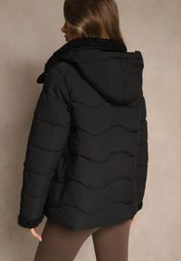 Renee - Czarna Kurtka z Pikowanymi Przeszyciami i Kapturem Zdobiona Futerkiem Olevesa. Kolor: czarny. Materiał: futro. Wzór: aplikacja. Styl: klasyczny #3