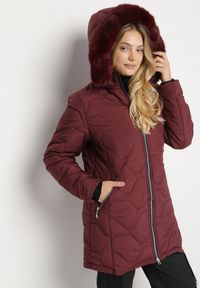 Born2be - Bordowa Klasyczna Kurtka z Pikowanymi Przeszyciami i Kapturem z Futerkiem Raffisa. Okazja: na co dzień. Kolekcja: plus size. Kolor: czerwony. Materiał: futro. Styl: klasyczny #1