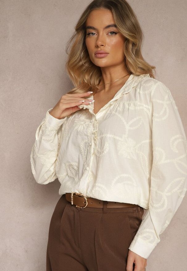 Renee - Beżowa Koszula z Bawełny Ozdobiona Falbanką i Haftem Feliren. Okazja: na co dzień. Typ kołnierza: kołnierzyk stójkowy. Kolor: beżowy. Materiał: bawełna. Długość rękawa: długi rękaw. Długość: długie. Wzór: aplikacja, haft. Styl: elegancki, casual