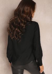 Renee - Czarna Bluzka Ażurowa z Falbanką Althadia. Kolor: czarny. Materiał: tkanina, wiskoza. Wzór: ażurowy #2