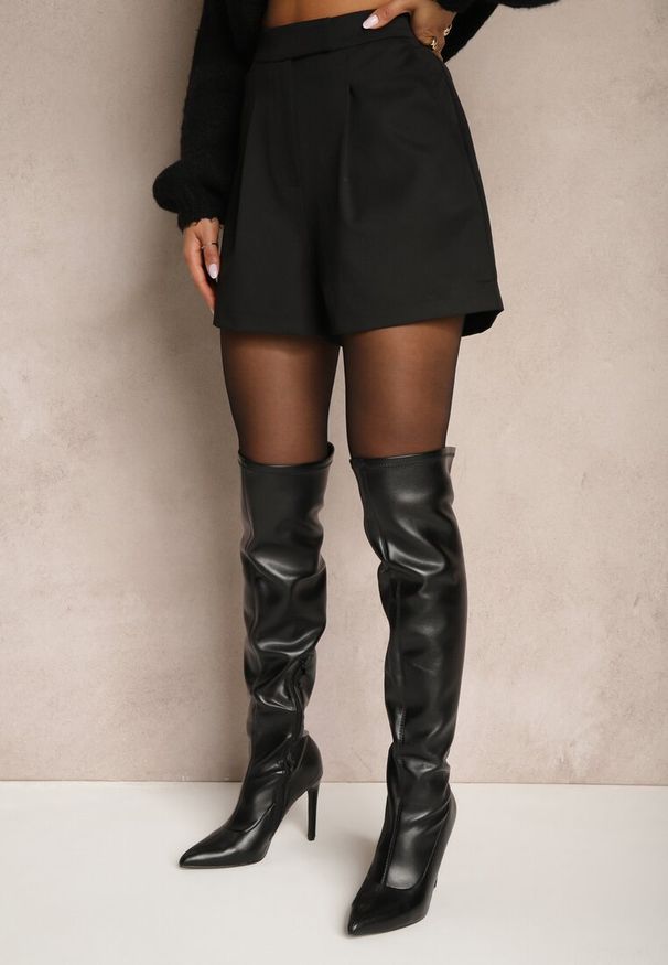 Renee - Czarne Szorty High Waist z Wiskozą o Garniturowym Kroju z Zakładkami Zavierisa. Okazja: na co dzień. Stan: podwyższony. Kolor: czarny. Materiał: wiskoza. Długość: krótkie. Sezon: lato. Styl: elegancki, casual