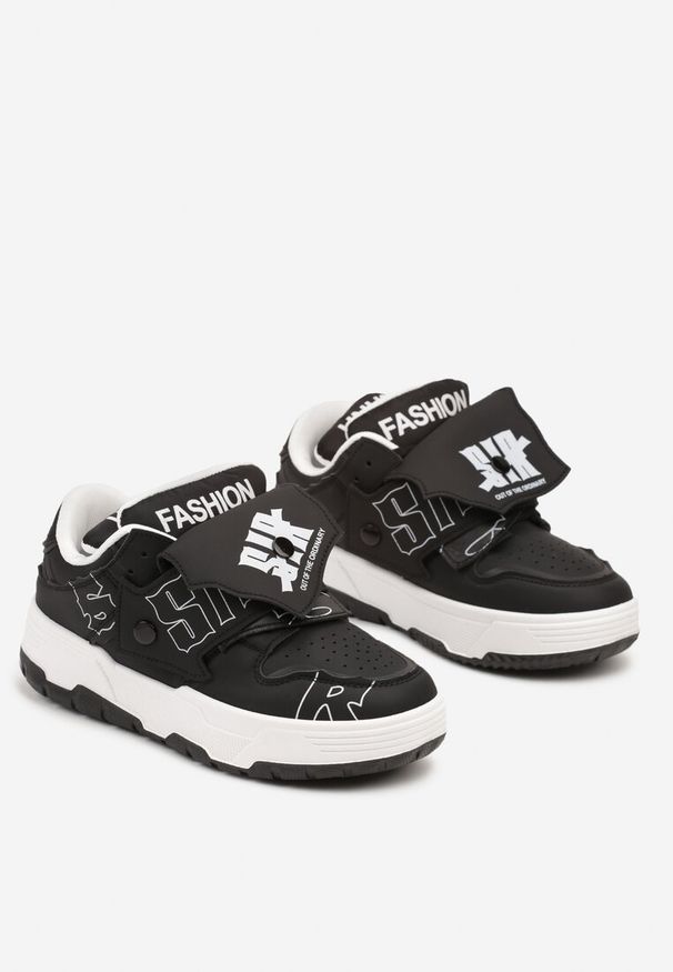 Renee - Czarne Sneakersy na Płaskiej Podeszwie Ozdobione Napisami Griefra. Nosek buta: okrągły. Zapięcie: sznurówki. Kolor: czarny. Materiał: materiał. Wzór: napisy, aplikacja. Obcas: na płaskiej podeszwie. Wysokość obcasa: niski